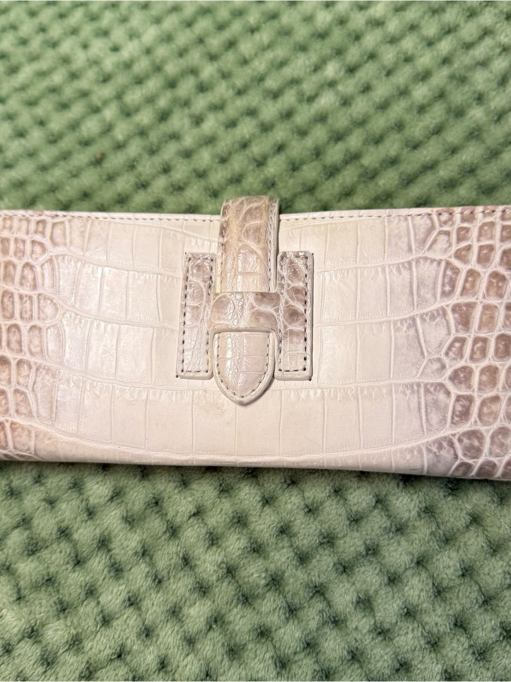 Women's Croc-Embossed Leather Clutch Wallet - Light Beige